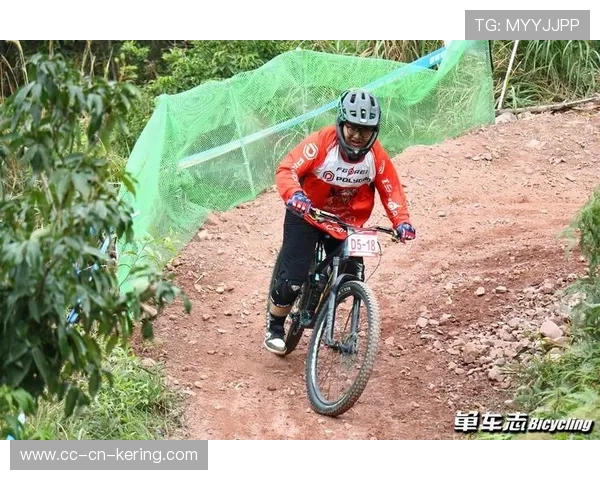 自行车山地赛选手上演惊险超车