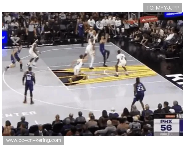 NBA滑翔双手暴扣:空中英雄的震撼时刻 NBA滑翔双手暴扣:空中英雄的震撼时刻