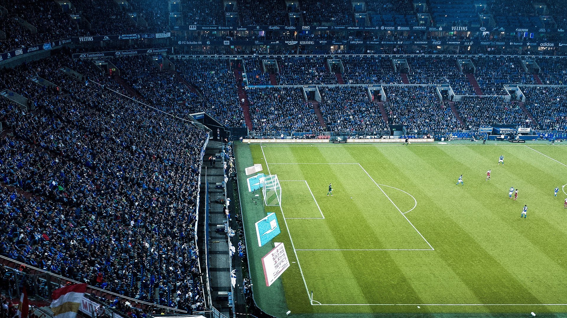 五大联赛是否借助边路深度拉伸创造中路空位,五大联赛中场球员